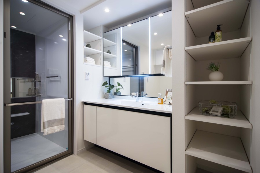 空間に美しく溶け込むスタイリッシュなデザインの洗面化粧台です。ボウル横にもスペースがあるので、メイクやヘアセットにも便利にお使いいただけます。