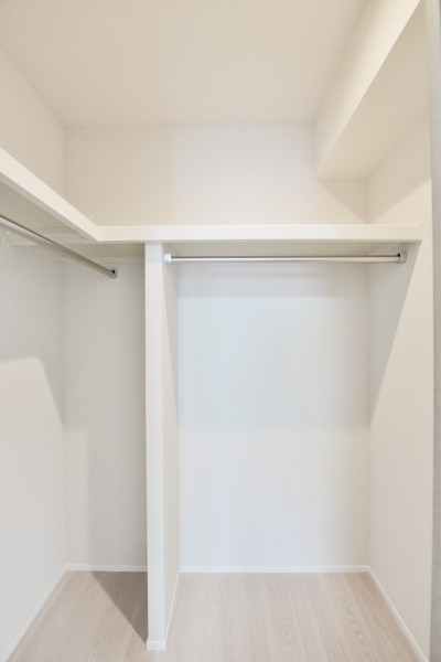 洋室1にはハンガーパイプに枕棚を備え付けた大容量のウォークインクローゼットを設置しました。毎日使うお気に入りのお洋服や、かさばりがちなアウター、シーズンオフの家電などもたっぷりと収納できます。