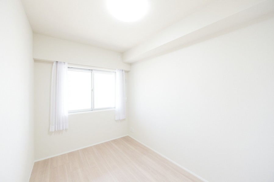 洋室2（約5.0帖）はLDKに隣接したお部屋です。東向きのバルコニーに面したお部屋で、優しい朝日で快適に朝を迎えることができます。クローゼットを設置していますので、居室も広くご使用いただけます。