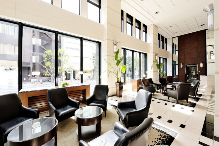 共用施設充実の高層タワーマンションです。コンシェルジュデスクがあり、ホテルライクな生活を満喫できます。1階にはトリミングルームがあり、ペットとの生活もより快適に送ることができます。犬猫合計２匹まで飼育可能です（規約細則あり）