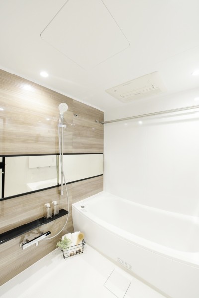 浴室はマンションとしては大き目の1618サイズで毎日の疲れをしっかりと癒して頂ける空間です。浴室暖房乾燥機完備で花粉・梅雨シーズンの衣類の乾燥や、冬場の暖房運転など一年中快適にご使用頂けます。