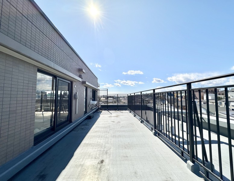 最上階のルーフバルコニーは約３１m²の広さがあります。広がる青空を眺めてほっと一息、リフレッシュスペースにどうぞ！