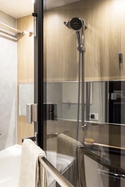 横長ミラーの効果で実際のサイズよりも広がりを感じるバスルームです。暖房・涼風・換気・乾燥機能付きで1年中快適なバスタイムをお楽しみいただけます。