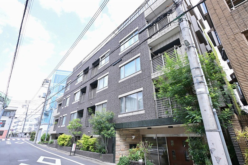 モダンで品のある外観が街並みに溶け込む6階建のレジデンスです。落ち着いた雰囲気の中に上質さが漂い、永く住み続けたくなる佇まいです