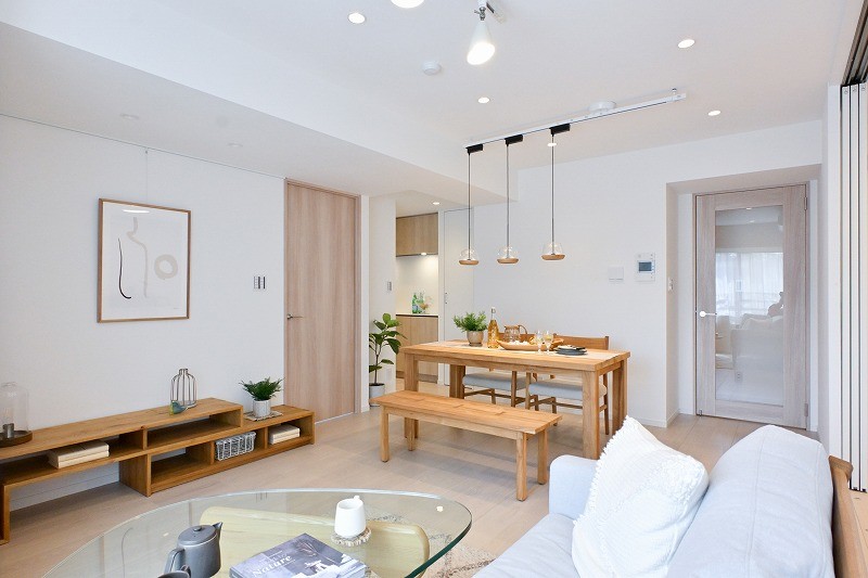 リュクスな暮らしが叶うリビングは木の温もりと上質感を味わえるお部屋です。家族との時間も、自分だけのくつろぎも、贅沢に楽しめます。