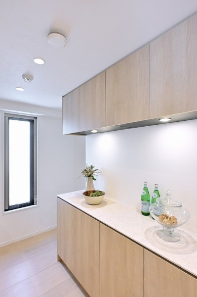 キッチン背面にはカップボードがあり、家電や食器等の収納に便利です。キッチンには窓もあり、明るく心地よい空間が広がります。