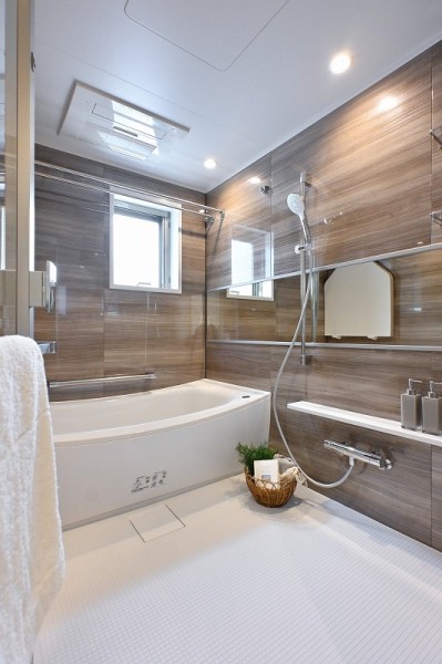 毎日のバスタイムを贅沢に、豊かにしてくれるバスルームです。ゆったりとくつろげる空間で、身体も心も癒されます。暖房・涼風・換気・乾燥機能付きで1年中快適です。