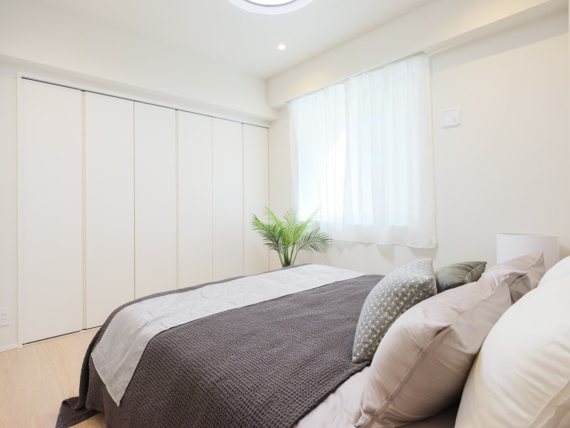 約6.3帖の洋室1は、プライベートな時間をゆったりと過ごせる空間。落ち着いた色調でまとめやすく、自分だけの心地よい空間を演出できます。収納スペースも確保され、すっきりとした暮らしをサポートします。