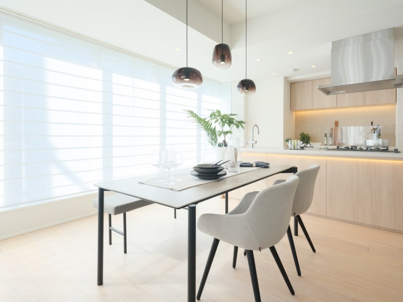 ゆったりとしたソファでくつろぎの時間、ダイニングでは会話を弾ませる豊かなひとときをお過ごしいただけます。リビング・ダイニングともに床暖房を敷設しています。