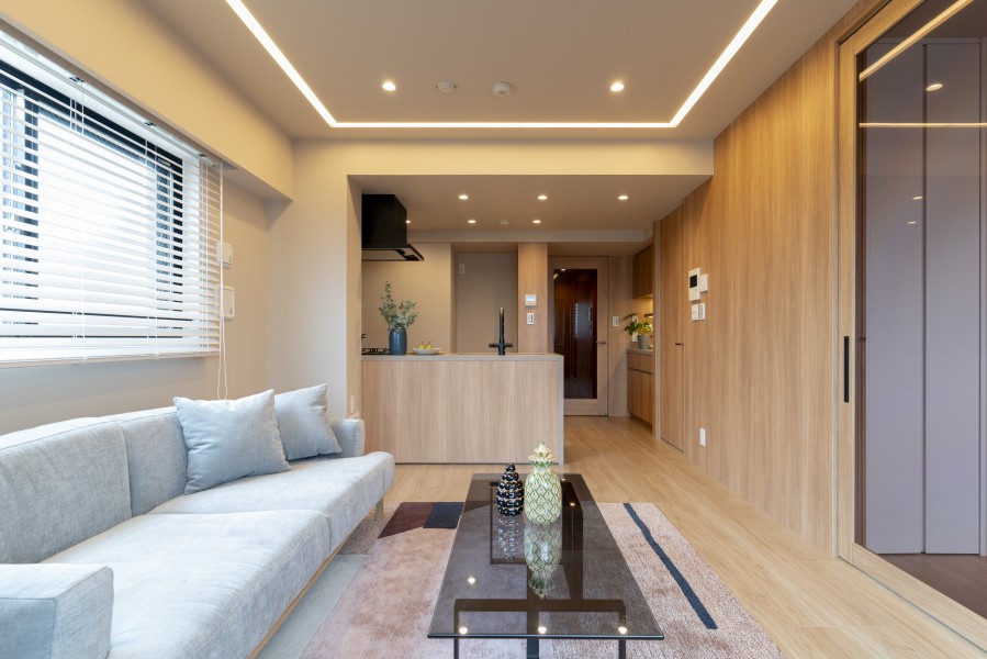 ユナイテッドアローズ社が監修したリノベーションを施したお部屋です。自然感を活かした優しい色合いとゆったりとした抑揚のあるオーク柄を建具に採用しました。