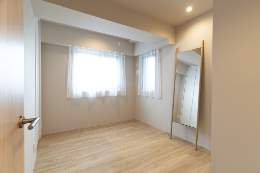 洋室1は柔らかな光と爽やかな風を感じることができるのびやかなお部屋です。凹凸が少ないお部屋なので、主寝室にぴったりです。