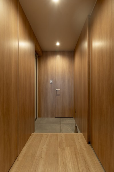 木のぬくもりを感じる気品溢れる玄関です。大容量なシューズインクローゼットが備え付けなので、毎日すっきりした玄関を保てます。