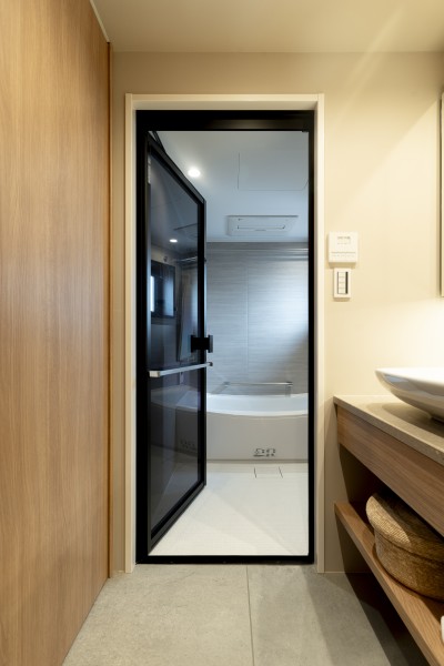 淡いグレー調の色合いのパネルがよりいっそうくつろぎの空間を演出するバスルームです。汚れが目立ちにくいのも嬉しいポイントです。