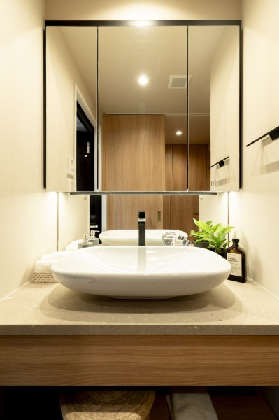 ホテルライクな洗面化粧台はキッチンと統一感のあるデザインです。入浴後の豊かな時間を演出し、心からくつろげるプライベートスペースです。