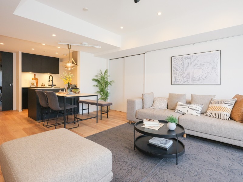 約18.4帖の広さを誇るLDKです。上質で伸びやかな時間をご家族やご友人、愛するペットと一緒にお過ごしいただけます。