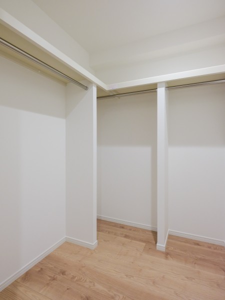 洋室2には収納力が頼もしいウォークインクローゼットが備わっています。衣類はもちろん、キャリーバッグやオフシーズン家電なども収納可能です。