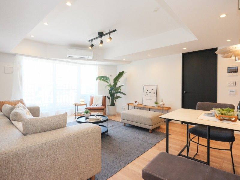 大きな窓から降り注ぐ柔らかな自然光で満たされ、穏やかな時間に纏われた空間です。LD部分には床暖房を敷設しているため、冬場の足元も冷え込むことなく暮らせるお部屋です。