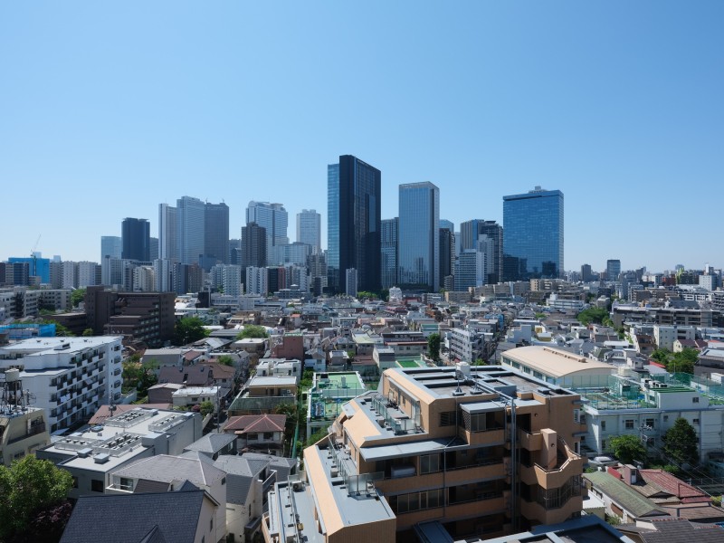 都会ならではのビル群のシルエットと伸びやかに広がる青空を一望できる眺望です。開放感溢れる景色を眺めながら、ほっと一息つきたくなるようなリフレッシュ空間が広がります。
