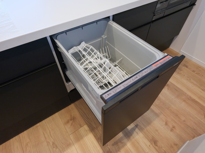 ◆食器洗浄乾燥機◆家事の時間を短縮できる優れもの。さらに節水・節約を同時に行うことができるので、大変人気があり重宝します。