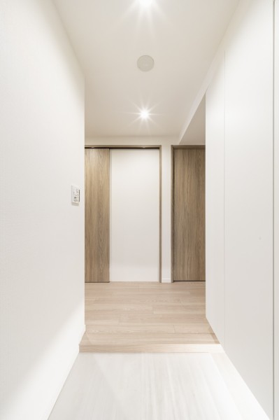 清潔感のある玄関は、フットライトからのびる光が足元を優しく包み込みます。天井までの高さがあるシューズボックスを備え付けたので、玄関をすっきり綺麗に保てます。