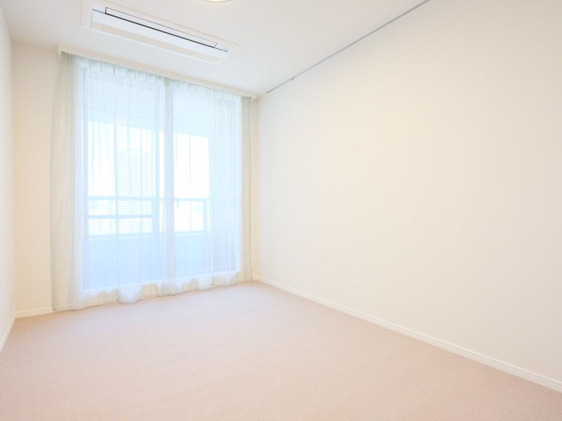 約6.9帖の洋室1はカーペットを使用。靴下を脱いで素足で暮らしたくなるような気持ちのいい足ざわりです。リビングから一番離れたプライベートルームのため、主寝室としてもおすすめです。