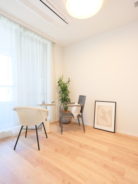 クローゼット付きの洋室2にも柔らかな光が降り注ぎます。過ぎゆく時間をのびやかに感じ、心穏やかな時間が流れるお部屋です。