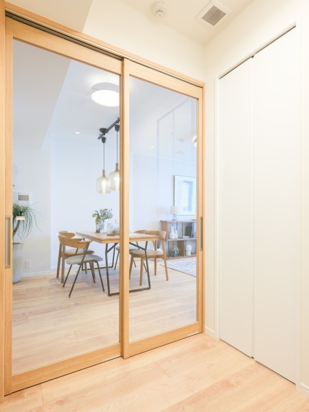 洋室2，3の扉はリビングからの光を取り込めるクリアタイプを採用しています。お部屋をより広く感じさせ、暮らしをよりシームレスに演出します。