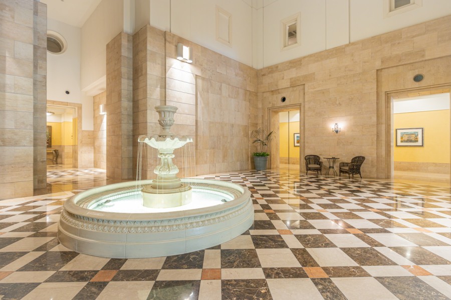 リバーサイドらしい水の音が心地よいエントランスホールです。ワンランク上の暮らしが叶うハイグレードな住まいです。