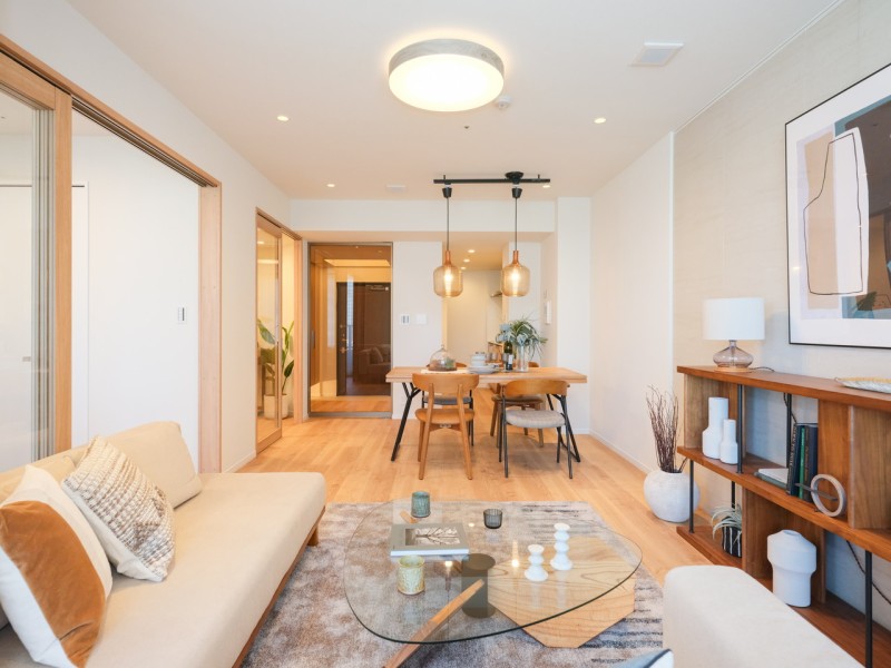 約17帖のLDKには心地よい光が差し込み、家族団欒のひとときをより快適な空間へと演出します。都心の生活から安らぎの暮らしを深めることが叶う住まいです。