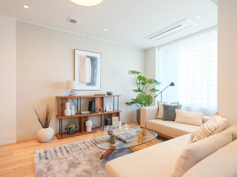 温かな陽光で満たされ、穏やかな時間に纏われたリビングには床暖房を敷設しています。機能性やデザイン性を兼ね備え、流行を先駆けながら、安らぎを感じる居住空間です。