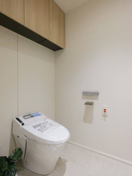 シンプルながらも機能的なレストルーム。タンクレス・温水洗浄便座付きで、毎日気持ちよくお使いいただけます。