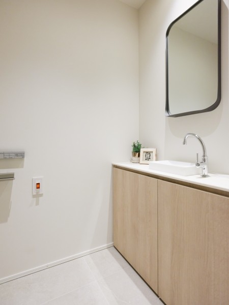 レストルームをより快適に。落ち着いた印象を与える木目調の手洗いカウンター。ゲストも気持ちよく使える、洗練された空間を演出します。