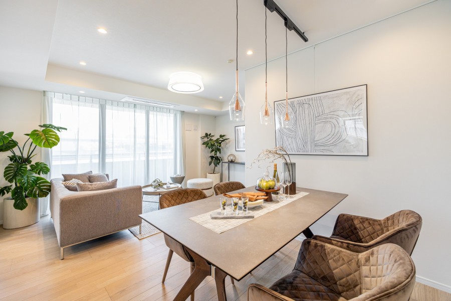 リビングダイニングには床暖房や天カセエアコンがあります。1年中快適にのびやかにお過ごしいただける住まいです。