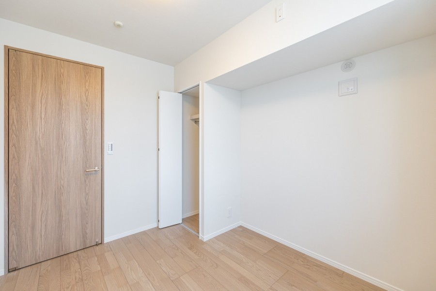 洋室2は、書斎などにちょうど良いサイズのお部屋です。明るい自然光が注がれ、のびやかな空間の中でほっと一息つけるやすらぎの時間が流れます。