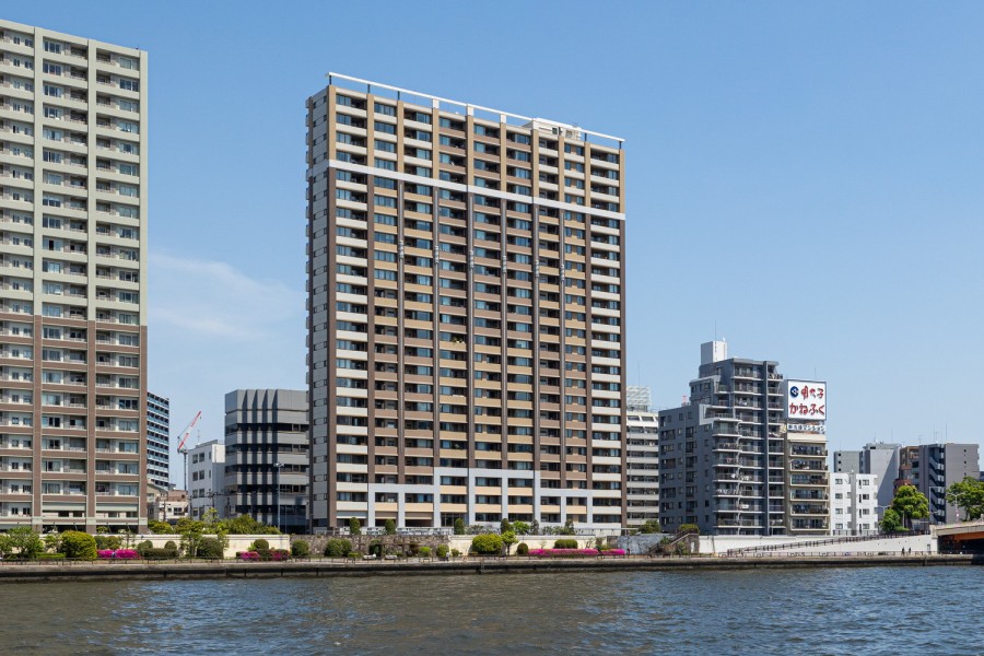 都営大江戸線『森下』駅徒歩5分。下町の雰囲気を残した街並みです。隅田川テラスに直接出入りができる立地です。