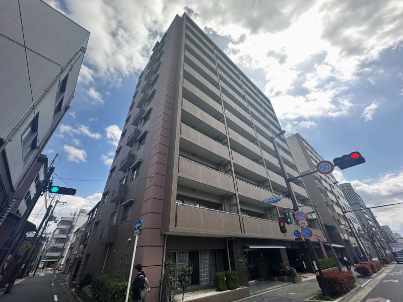 地下鉄京都市役所前駅から徒歩7分、京阪線も利用可能で交通アクセス良好です。京都市役所まで約430ｍで、手続き等の際も便利です。鴨川や京都御苑も近く、京都の街を堪能できる立地です。近隣にはコンビニやスーパーも充実しており利便性の良い立地です。