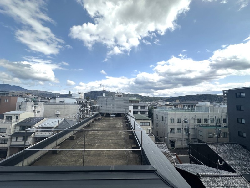 ６階部分の南東角住戸です。東山連峰を望む眺望があり、京都の夏の風物詩の五山の送り火（大文字）を鑑賞することができます。河原町通りに面さないお部屋位置で、陽当たり・眺望・通風良好です。