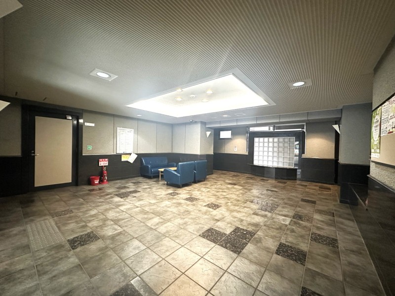 共用部分には宅配ボックスが設置されており、不在時のお荷物の受け取りにも便利です。