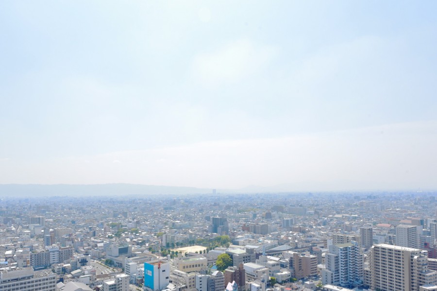 31階部分、南向き、前面を遮る建物はなく、大きく開けた空と大阪市内の街並みを堪能することができます。変化していく街並みの眺めから日々の活力を養える空間です。