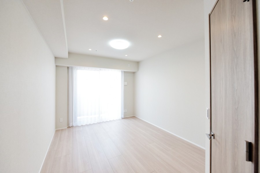 洋室１（約8.2帖）はウォークインクローゼットを備え付け、居室を広々と使用できます。凹凸も少なく、家具の配置もしやすいので大き目のベッドを置いてもゆったり使用できます。