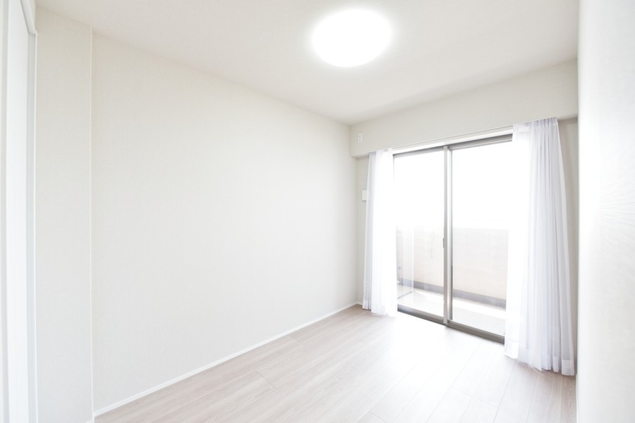 南向きのバルコニーに面し、一日中優しい光が差し込む洋室３（約5.3帖）です。リビングインのお部屋なので、家族の気配を感じながらもプライベートな時間をしっかりと確保できる空間です。