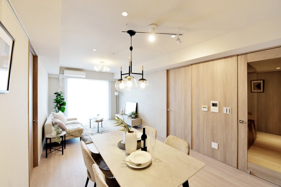 南向きのバルコニーに面したＬＤＫ約17.6帖です。たっぷりの自然光を取り入れる室内は明るく開放感に溢れています。床暖房を完備していますので、冬も足元からぽかぽか快適に家族が寛ぐことができます。