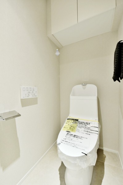 TOTO製ウォシュレット一体型トイレ新規交換済みです。汚れが付きにくい素材や、お掃除しやすい機能が搭載されており、いつも清潔に保てます。吊戸棚を備え付け、小物類もしっかりと収納できます。