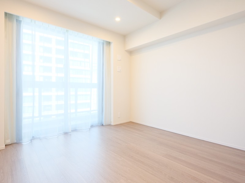 約6.6帖の洋室1はリビングから一番遠く、プライベート性が高いお部屋です。クローゼットを２個備えているので居住スペースを広くお使いいただけるため、主寝室におすすめです。