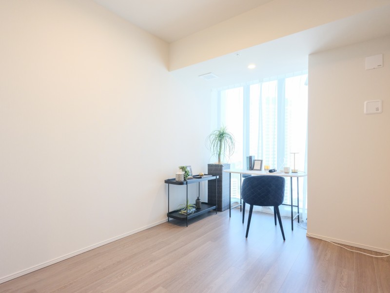 約6.0帖の洋室2です。北西向きの窓から穏やかな自然光が入り、のびのびとお過ごしいただけるお部屋です。