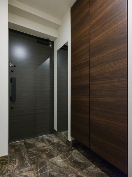 大理石調タイルで高級感漂う玄関ホールです。天井までの高さがあるシューズボックスを備え付いてますので、玄関をすっきり綺麗に保てます。