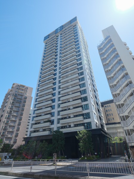 令和3年築！『白金高輪』駅徒歩2分に位置する26階建タワーレジデンスの24階のお部屋です。都会の利便性を享受する駅近立地。穏やかな住みやすい住環境が整っています。