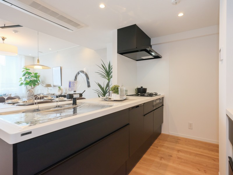 リビングにいるご家族とおしゃべりしながら家事ができるオープンシステムキッチンです。スタイリッシュなソリッドブラックのデザインを採用、家事時短に便利な食洗器、ディスポーザーを搭載しています。