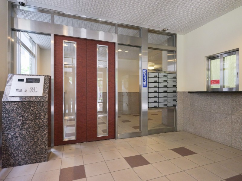2023年には共用部大規模修繕工事が実施され、管理体制良好なマンションです。エントランスロビーには日勤管理の管理室がございます。