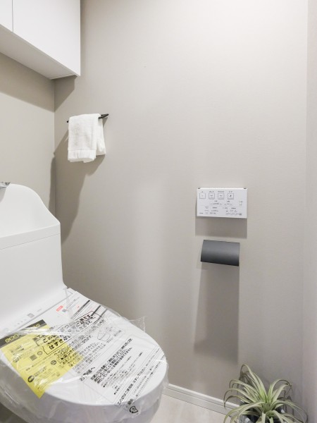 お掃除の手間を減らしてくれる機能が充実したトイレです。トイレットペーパーや掃除用品なども収納できる実用的な吊戸棚が便利です。